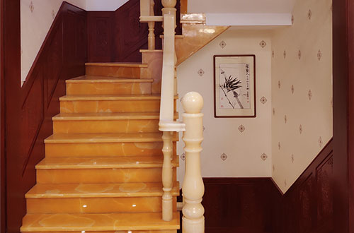 崖州中式别墅室内汉白玉石楼梯的定制安装装饰效果